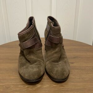 Womens size 10 brown Gianni Bini ankle boots